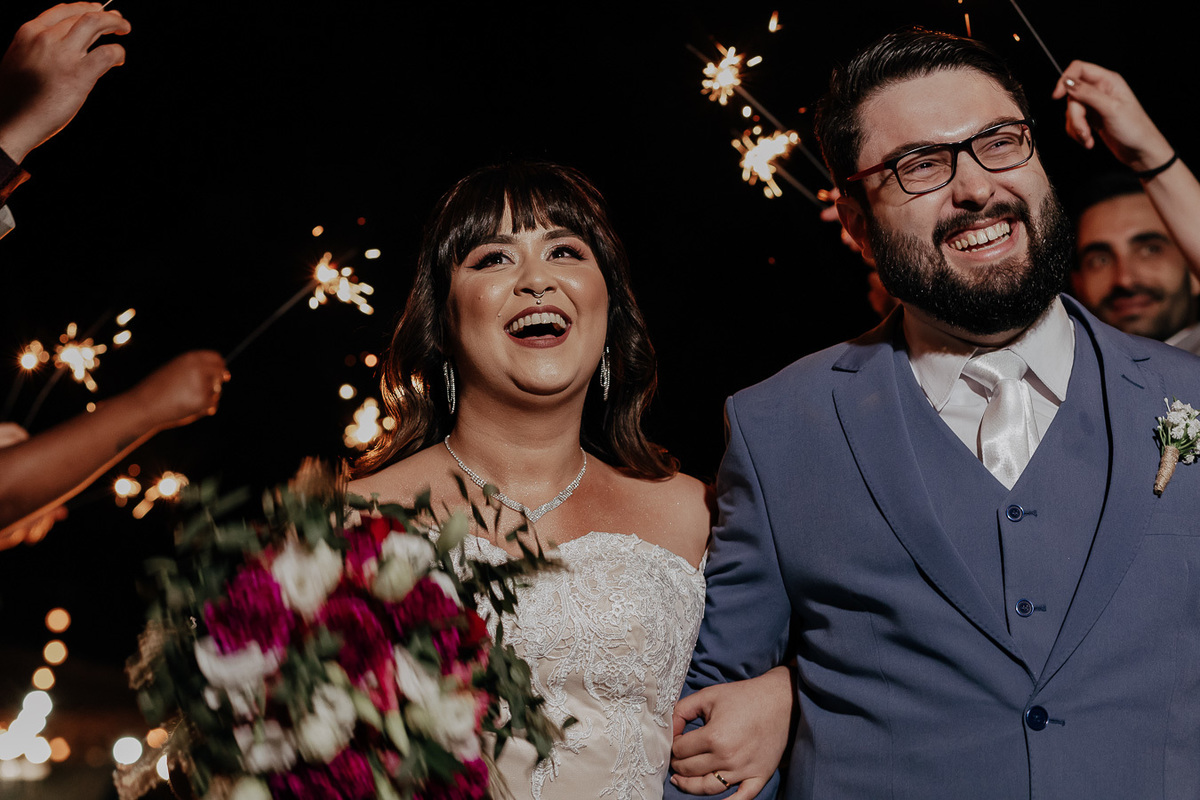 CERIMÔNIA DE CASAMENTO AO AR LIVRE NO FINAL DA TARDE REALIZADO NO MANANCIAL EVENTOS VALE AZUL EM SARANDI NO PARANA E FOTOGRAFADO POR LUCAS DREHER E ALINE DREHER