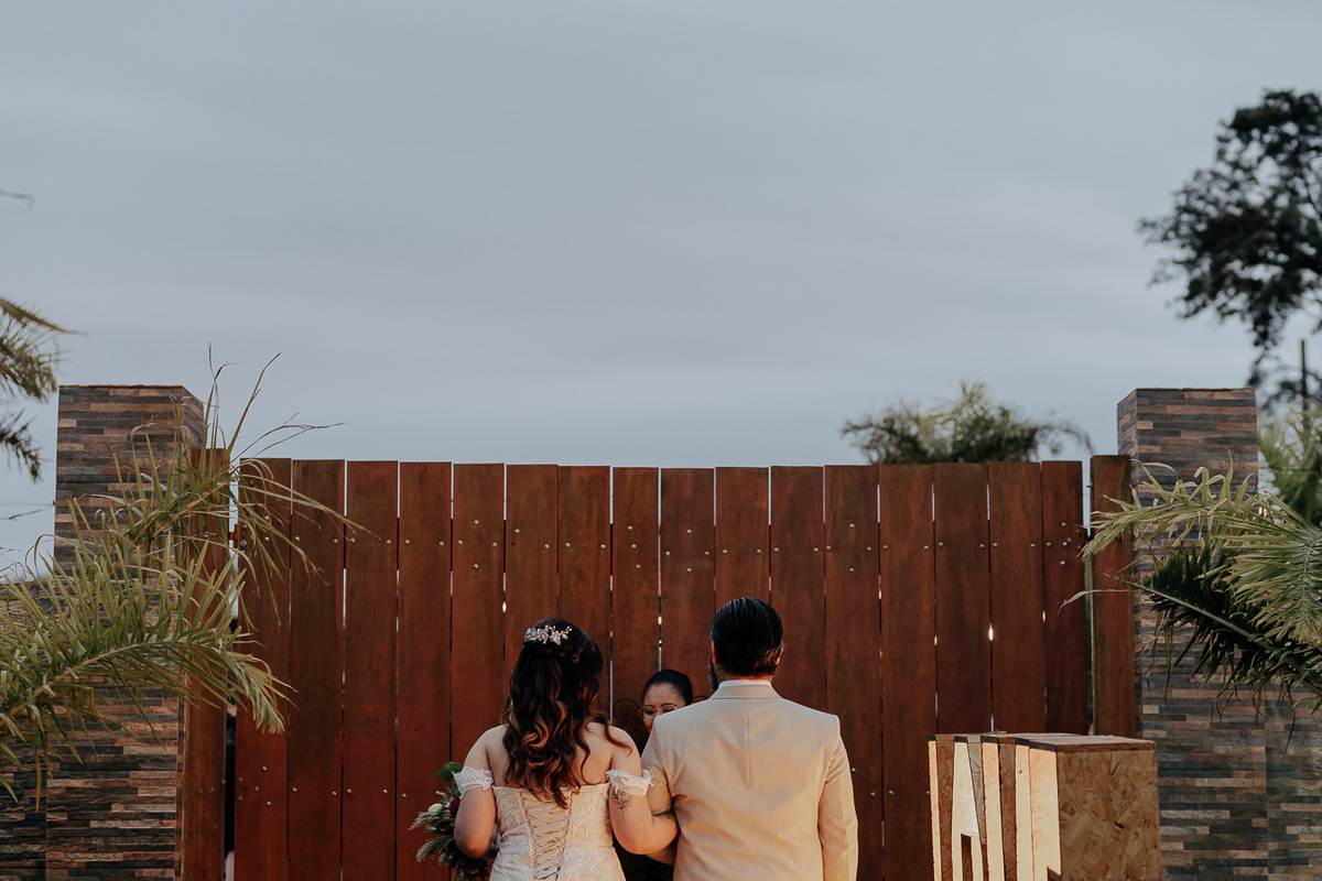 CERIMÔNIA DE CASAMENTO AO AR LIVRE NO FINAL DA TARDE REALIZADO NO MANANCIAL EVENTOS VALE AZUL EM SARANDI NO PARANA E FOTOGRAFADO POR LUCAS DREHER E ALINE DREHER