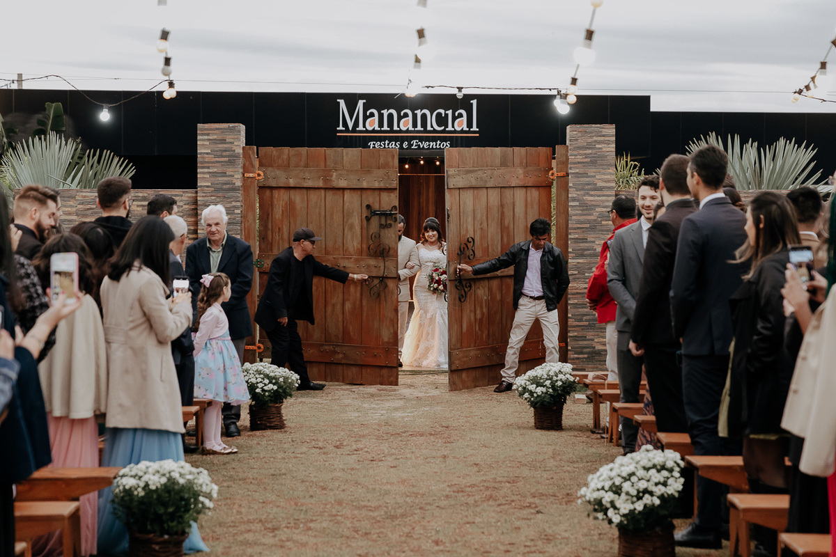 CERIMÔNIA DE CASAMENTO AO AR LIVRE NO FINAL DA TARDE REALIZADO NO MANANCIAL EVENTOS VALE AZUL EM SARANDI NO PARANA E FOTOGRAFADO POR LUCAS DREHER E ALINE DREHER