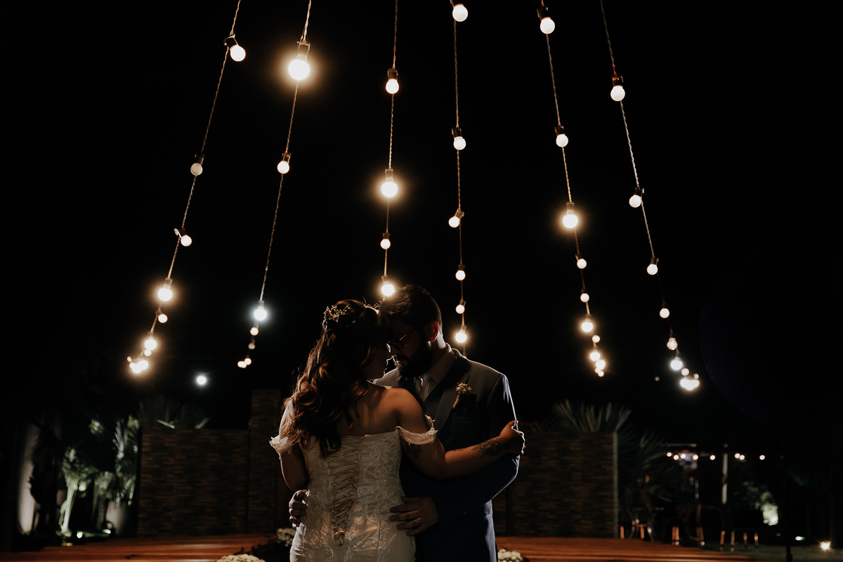 CERIMÔNIA DE CASAMENTO AO AR LIVRE NO FINAL DA TARDE REALIZADO NO MANANCIAL EVENTOS VALE AZUL EM SARANDI NO PARANA E FOTOGRAFADO POR LUCAS DREHER E ALINE DREHER
