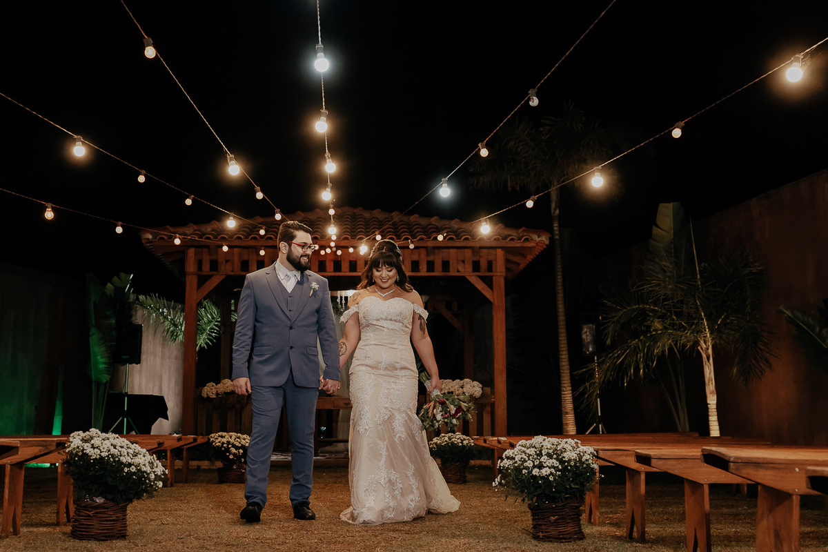 CERIMÔNIA DE CASAMENTO AO AR LIVRE NO FINAL DA TARDE REALIZADO NO MANANCIAL EVENTOS VALE AZUL EM SARANDI NO PARANA E FOTOGRAFADO POR LUCAS DREHER E ALINE DREHER