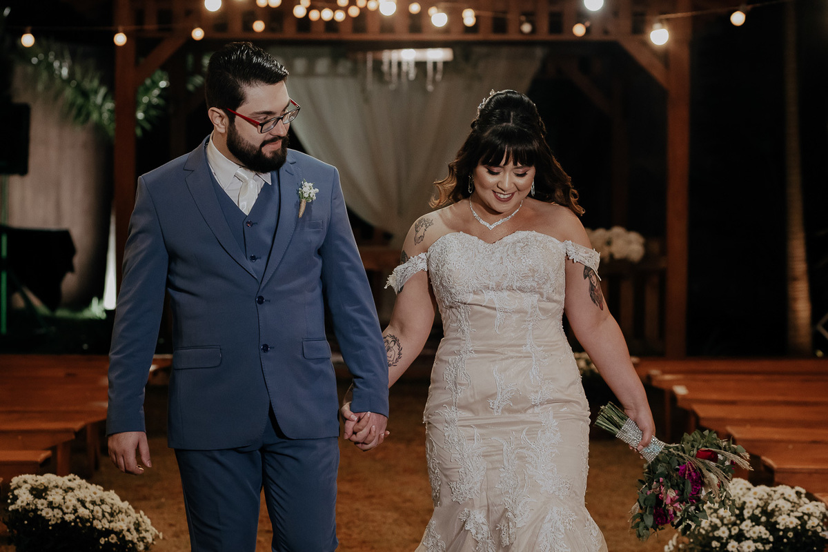 CERIMÔNIA DE CASAMENTO AO AR LIVRE NO FINAL DA TARDE REALIZADO NO MANANCIAL EVENTOS VALE AZUL EM SARANDI NO PARANA E FOTOGRAFADO POR LUCAS DREHER E ALINE DREHER