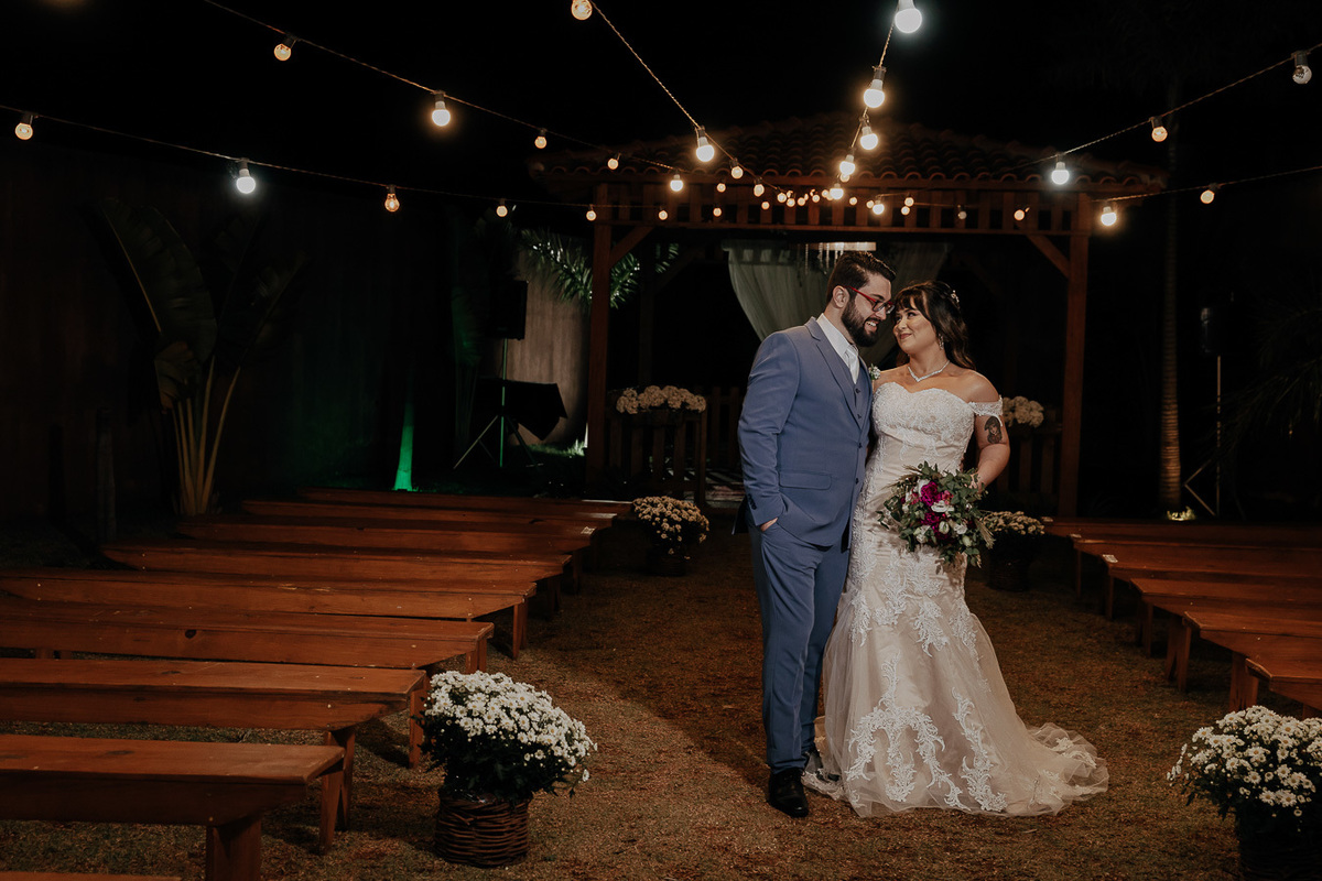 CERIMÔNIA DE CASAMENTO AO AR LIVRE NO FINAL DA TARDE REALIZADO NO MANANCIAL EVENTOS VALE AZUL EM SARANDI NO PARANA E FOTOGRAFADO POR LUCAS DREHER E ALINE DREHER