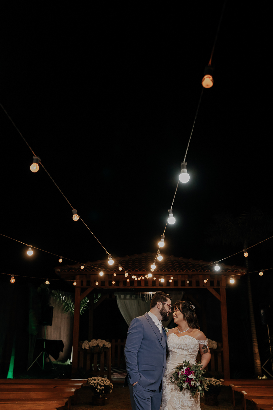 CERIMÔNIA DE CASAMENTO AO AR LIVRE NO FINAL DA TARDE REALIZADO NO MANANCIAL EVENTOS VALE AZUL EM SARANDI NO PARANA E FOTOGRAFADO POR LUCAS DREHER E ALINE DREHER