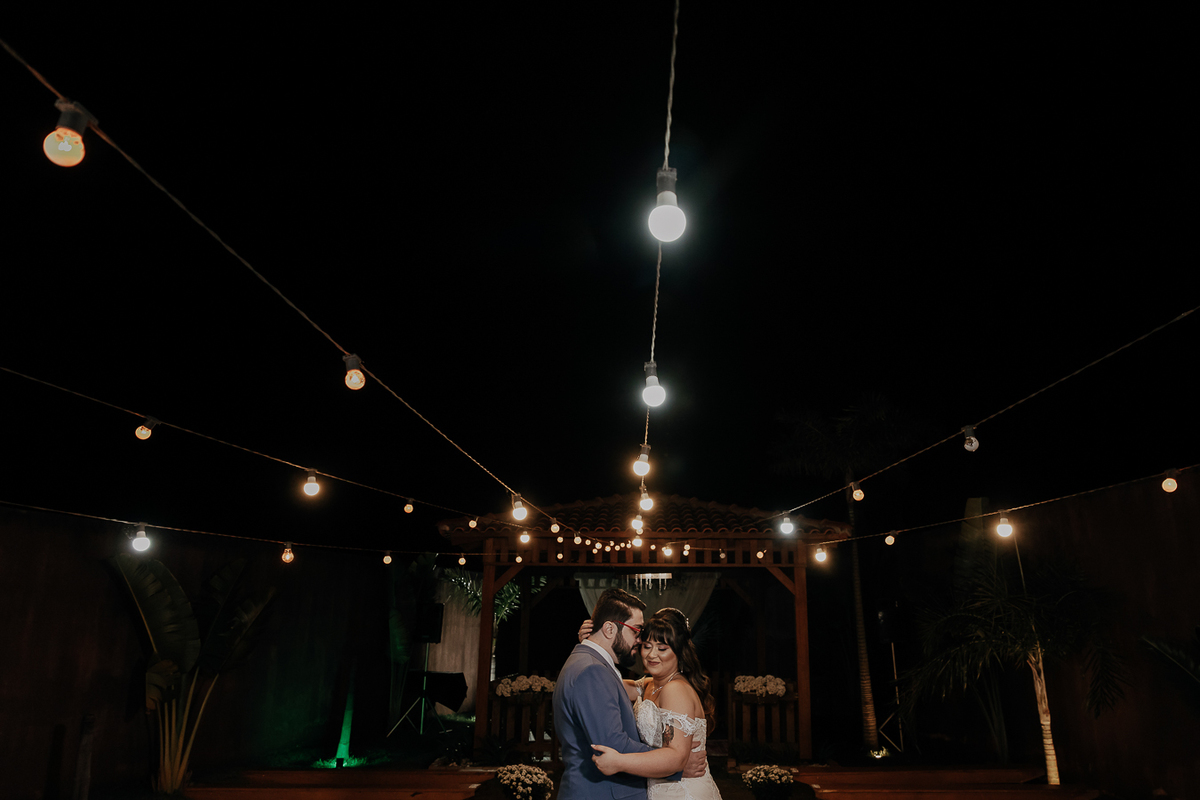 CERIMÔNIA DE CASAMENTO AO AR LIVRE NO FINAL DA TARDE REALIZADO NO MANANCIAL EVENTOS VALE AZUL EM SARANDI NO PARANA E FOTOGRAFADO POR LUCAS DREHER E ALINE DREHER