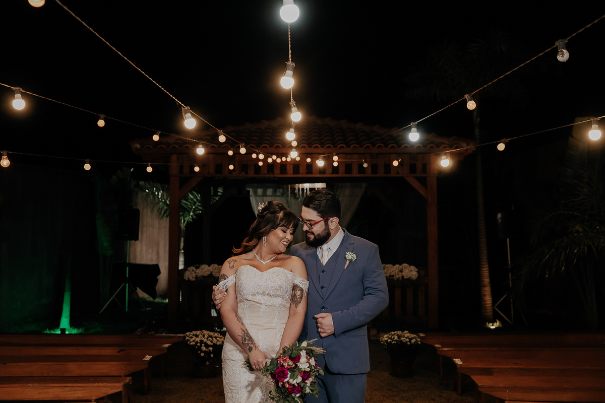 CERIMÔNIA DE CASAMENTO AO AR LIVRE NO FINAL DA TARDE REALIZADO NO MANANCIAL EVENTOS VALE AZUL EM SARANDI NO PARANA E FOTOGRAFADO POR LUCAS DREHER E ALINE DREHER