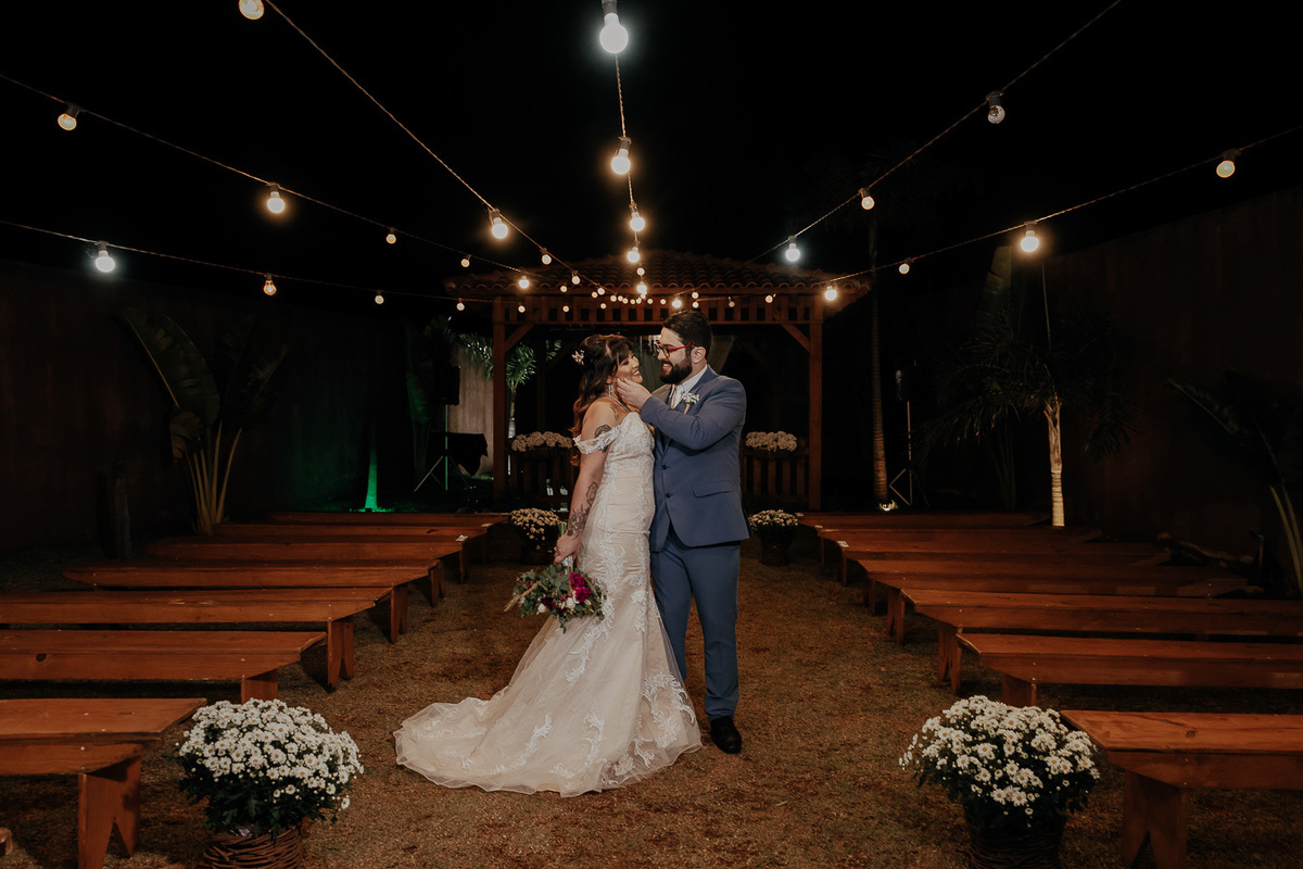 CERIMÔNIA DE CASAMENTO AO AR LIVRE NO FINAL DA TARDE REALIZADO NO MANANCIAL EVENTOS VALE AZUL EM SARANDI NO PARANA E FOTOGRAFADO POR LUCAS DREHER E ALINE DREHER