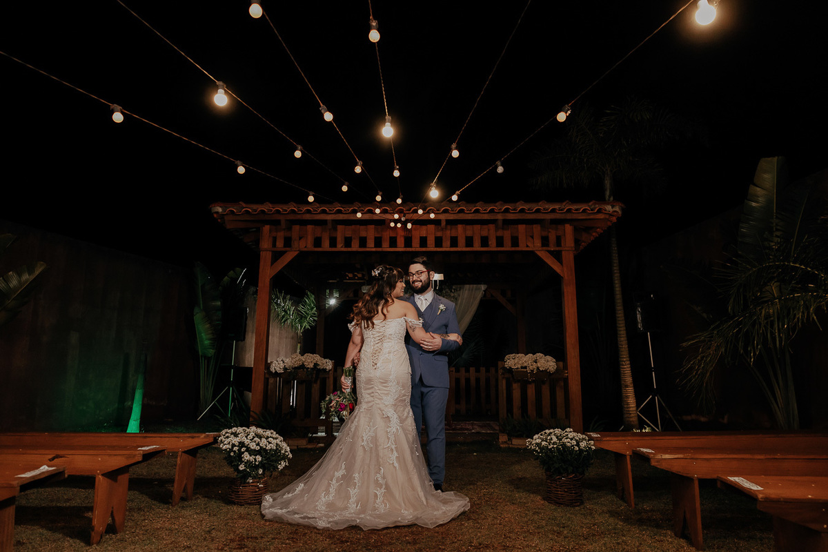 CERIMÔNIA DE CASAMENTO AO AR LIVRE NO FINAL DA TARDE REALIZADO NO MANANCIAL EVENTOS VALE AZUL EM SARANDI NO PARANA E FOTOGRAFADO POR LUCAS DREHER E ALINE DREHER