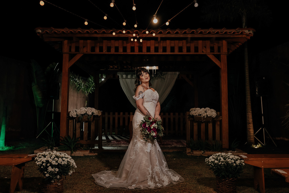 CERIMÔNIA DE CASAMENTO AO AR LIVRE NO FINAL DA TARDE REALIZADO NO MANANCIAL EVENTOS VALE AZUL EM SARANDI NO PARANA E FOTOGRAFADO POR LUCAS DREHER E ALINE DREHER
