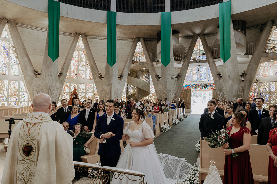 CERIMÔNIA DE CASAMENTO CATÓLICA REALIZADA NA CATEDRAL NOSSA SENHORA DA GLORIA DE MARINGA NO PARANA E FOTOGRAFADO POR LUCAS DREHER E ALINE DREHER