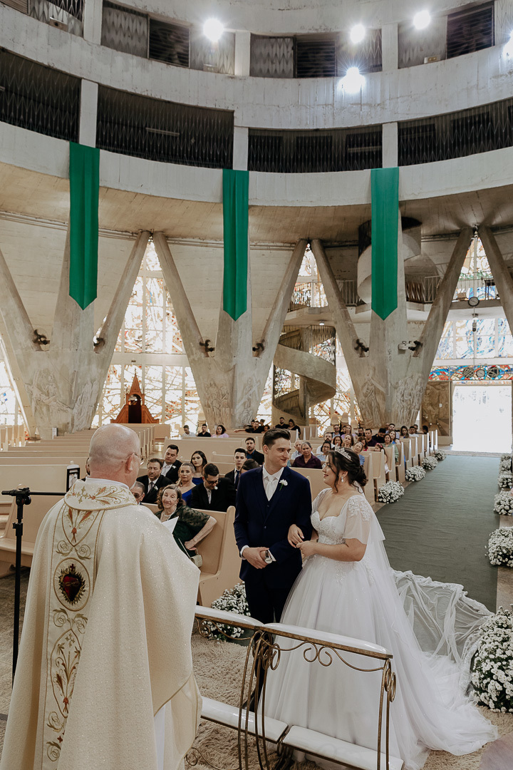 CERIMÔNIA DE CASAMENTO CATÓLICA REALIZADA NA CATEDRAL NOSSA SENHORA DA GLORIA DE MARINGA NO PARANA E FOTOGRAFADO POR LUCAS DREHER E ALINE DREHER