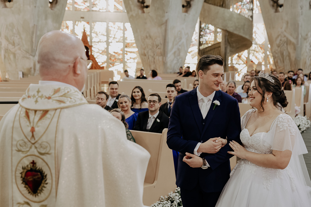CERIMÔNIA DE CASAMENTO CATÓLICA REALIZADA NA CATEDRAL NOSSA SENHORA DA GLORIA DE MARINGA NO PARANA E FOTOGRAFADO POR LUCAS DREHER E ALINE DREHER