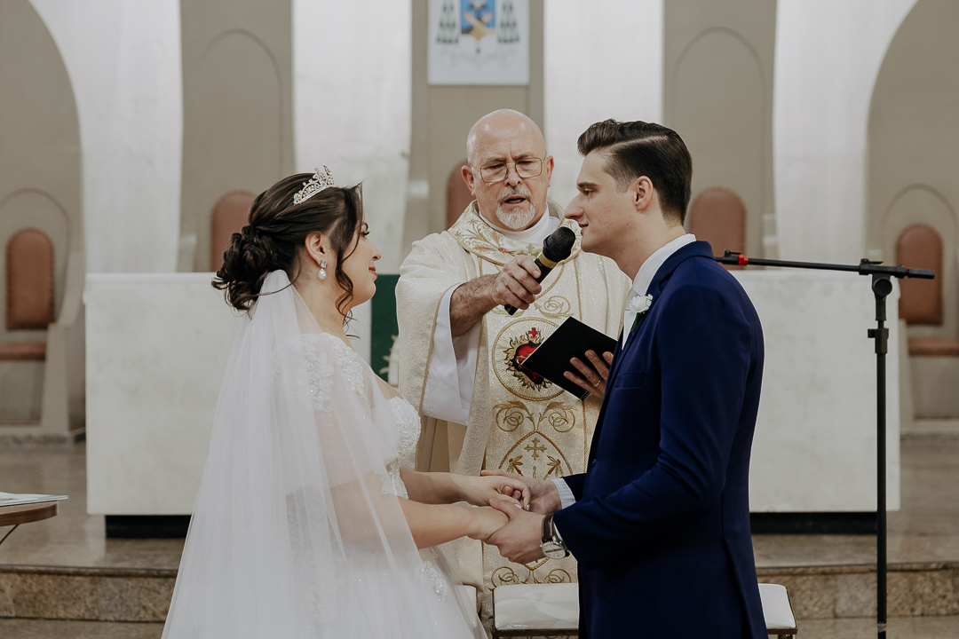 CERIMÔNIA DE CASAMENTO CATÓLICA REALIZADA NA CATEDRAL NOSSA SENHORA DA GLORIA DE MARINGA NO PARANA E FOTOGRAFADO POR LUCAS DREHER E ALINE DREHER