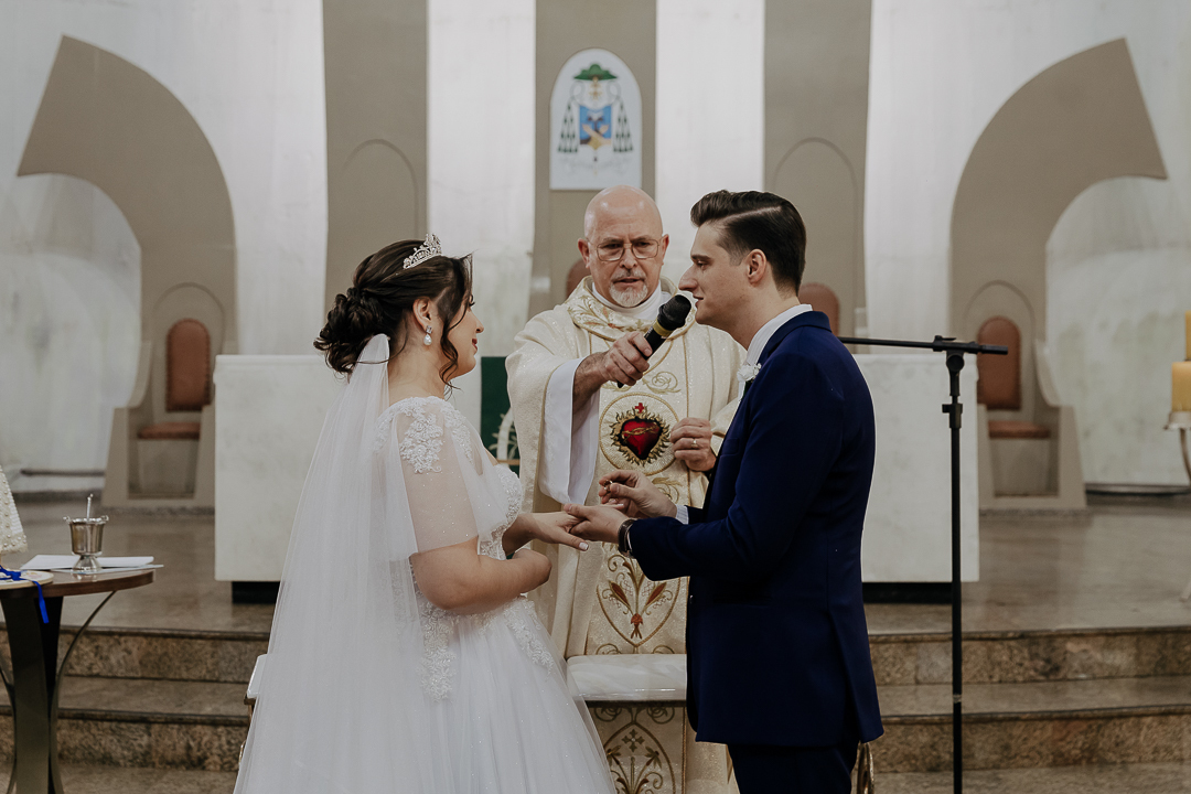 CERIMÔNIA DE CASAMENTO CATÓLICA REALIZADA NA CATEDRAL NOSSA SENHORA DA GLORIA DE MARINGA NO PARANA E FOTOGRAFADO POR LUCAS DREHER E ALINE DREHER