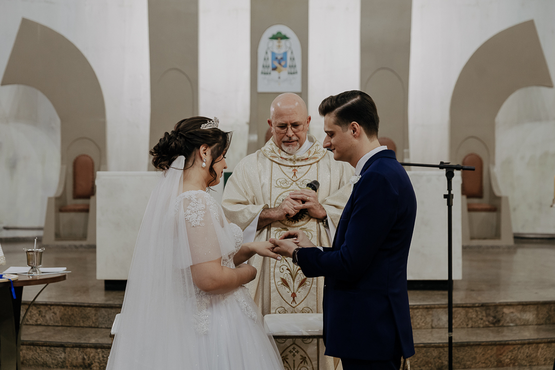 CERIMÔNIA DE CASAMENTO CATÓLICA REALIZADA NA CATEDRAL NOSSA SENHORA DA GLORIA DE MARINGA NO PARANA E FOTOGRAFADO POR LUCAS DREHER E ALINE DREHER