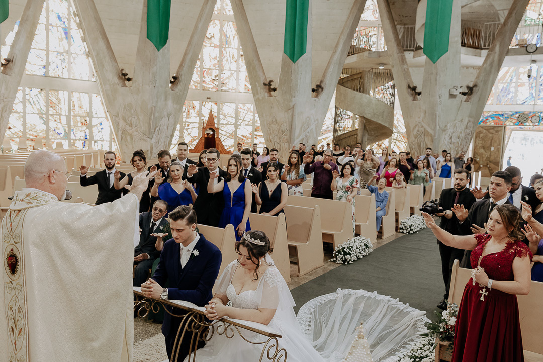 CERIMÔNIA DE CASAMENTO CATÓLICA REALIZADA NA CATEDRAL NOSSA SENHORA DA GLORIA DE MARINGA NO PARANA E FOTOGRAFADO POR LUCAS DREHER E ALINE DREHER