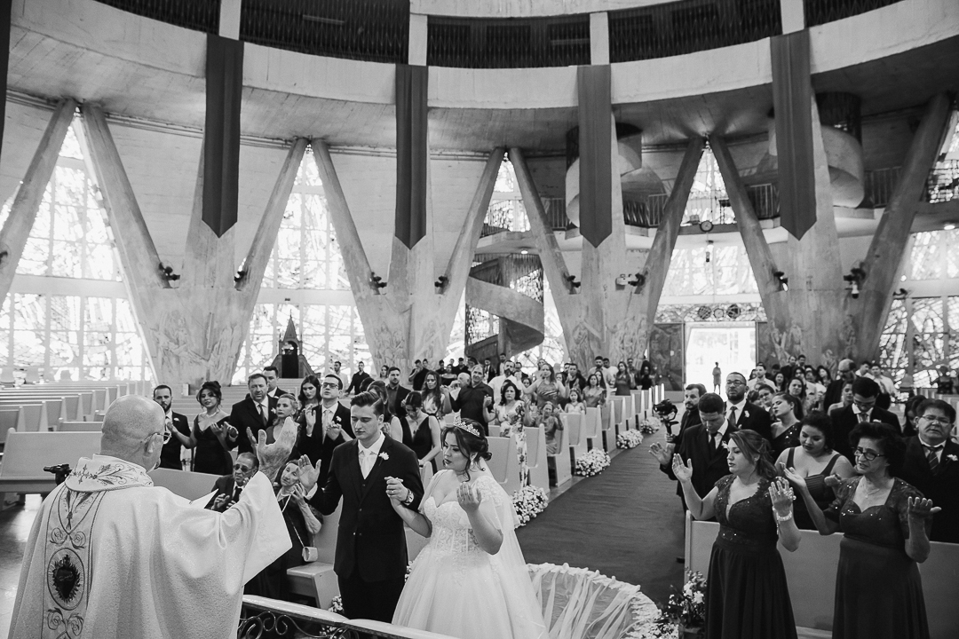 CERIMÔNIA DE CASAMENTO CATÓLICA REALIZADA NA CATEDRAL NOSSA SENHORA DA GLORIA DE MARINGA NO PARANA E FOTOGRAFADO POR LUCAS DREHER E ALINE DREHER