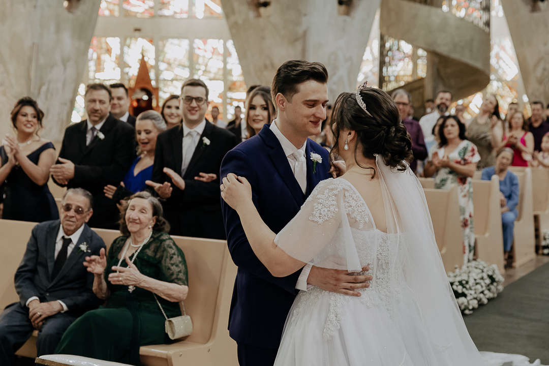 CERIMÔNIA DE CASAMENTO CATÓLICA REALIZADA NA CATEDRAL NOSSA SENHORA DA GLORIA DE MARINGA NO PARANA E FOTOGRAFADO POR LUCAS DREHER E ALINE DREHER