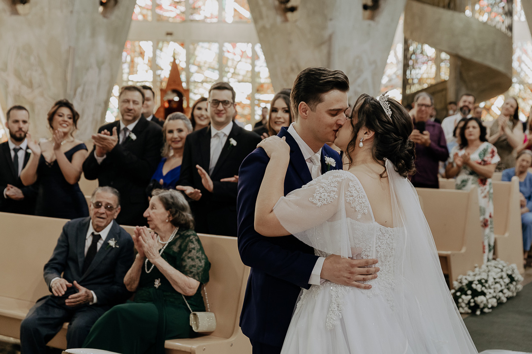 CERIMÔNIA DE CASAMENTO CATÓLICA REALIZADA NA CATEDRAL NOSSA SENHORA DA GLORIA DE MARINGA NO PARANA E FOTOGRAFADO POR LUCAS DREHER E ALINE DREHER
