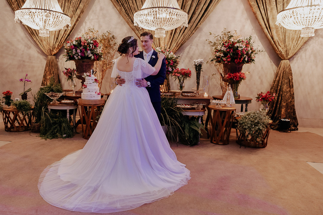 RECEPCAO DE CASAMENTO NO CASABLANCA HALL EM MARINGA NO PARANA E FOTOGRAFADO POR LUCAS DREHER E ALINE DREHER ASSESSORIA DE HIGOR HENRIQUE E BUFFET BLESS