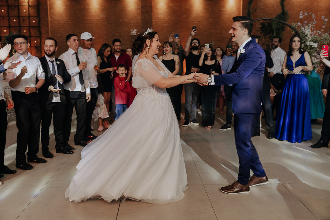 RECEPCAO DE CASAMENTO NO CASABLANCA HALL EM MARINGA NO PARANA E FOTOGRAFADO POR LUCAS DREHER E ALINE DREHER ASSESSORIA DE HIGOR HENRIQUE E BUFFET BLESS