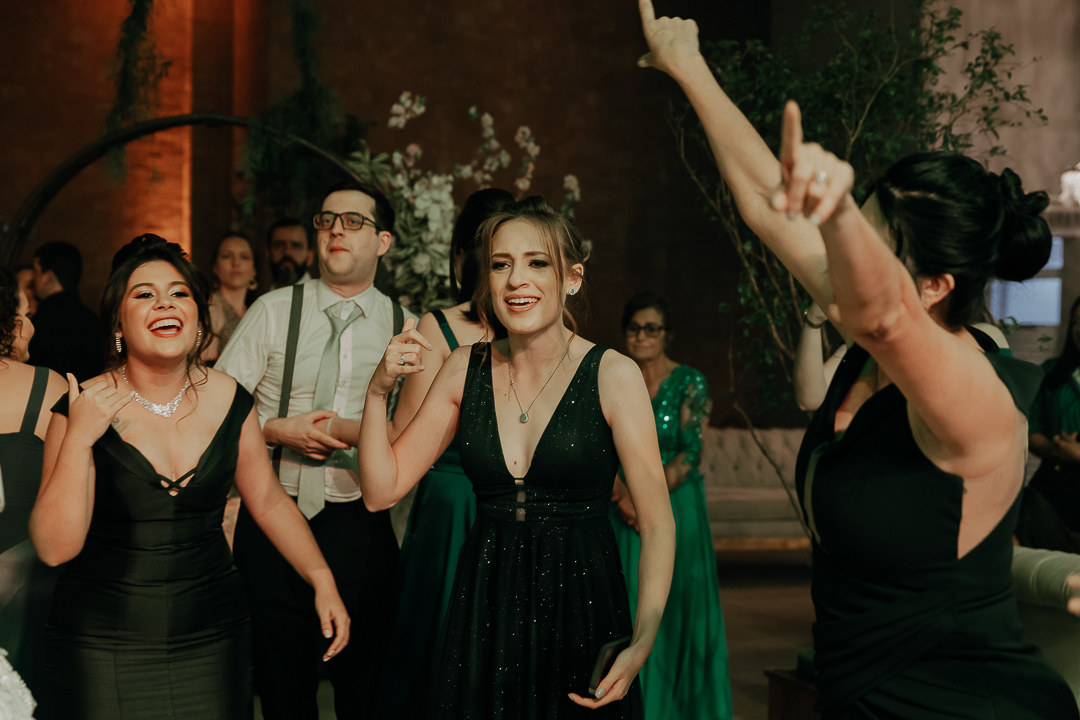 RECEPCAO DE CASAMENTO NO CASABLANCA HALL EM MARINGA NO PARANA E FOTOGRAFADO POR LUCAS DREHER E ALINE DREHER ASSESSORIA DE HIGOR HENRIQUE E BUFFET BLESS