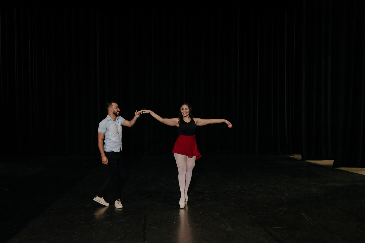 ENSAIO PRE WEDDING BAILARINA NO TEATRO CALIL HADDAD EM MARINGA PARANA E FOTOGRAFADO POR LUCAS DREHER