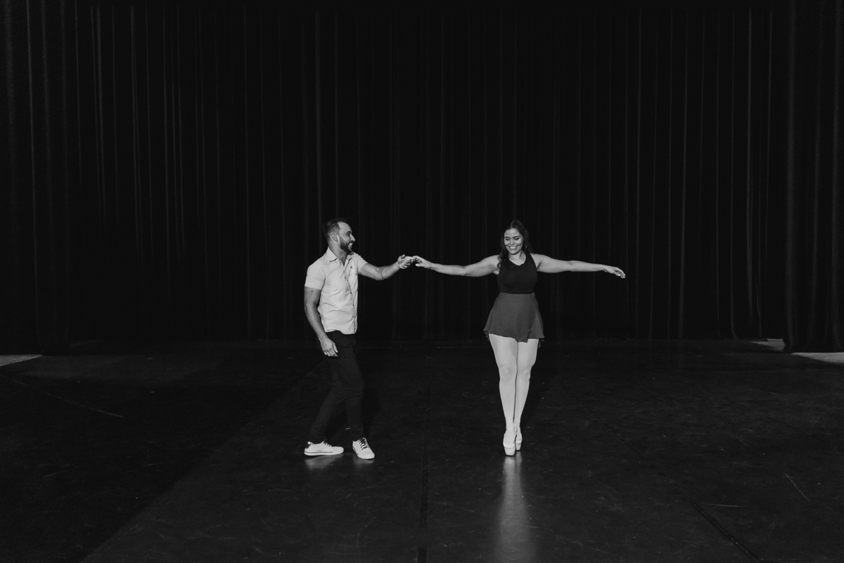 ENSAIO PRE WEDDING BAILARINA NO TEATRO CALIL HADDAD EM MARINGA PARANA E FOTOGRAFADO POR LUCAS DREHER