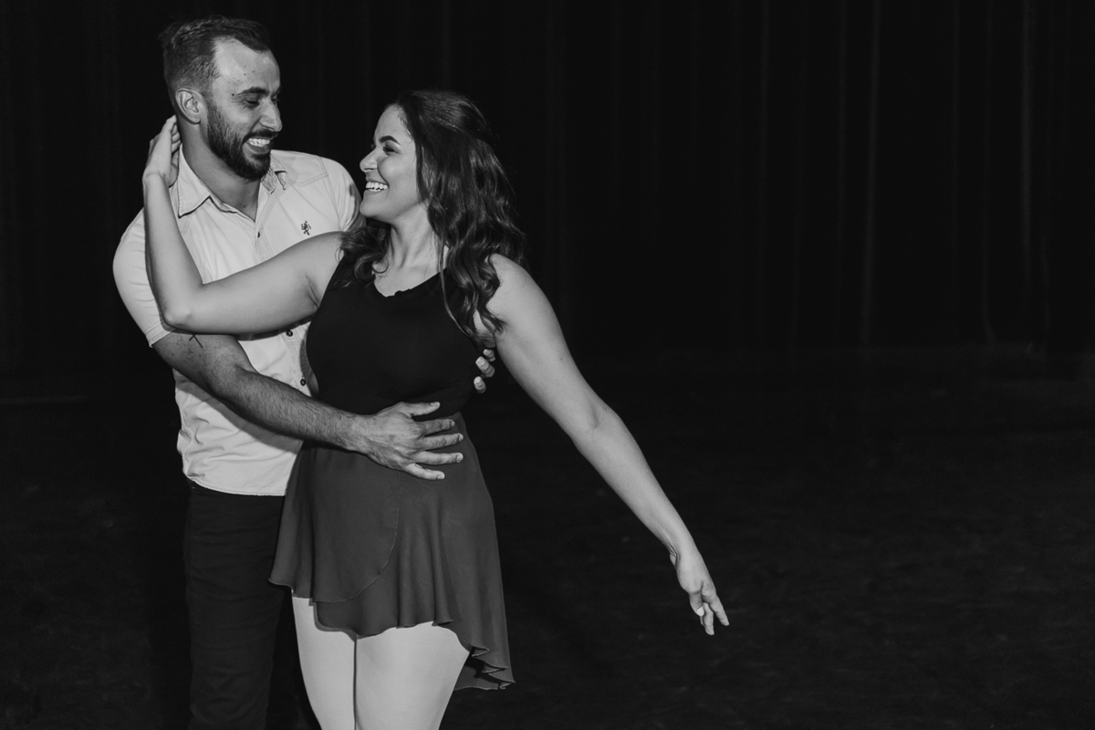 ENSAIO PRE WEDDING BAILARINA NO TEATRO CALIL HADDAD EM MARINGA PARANA E FOTOGRAFADO POR LUCAS DREHER