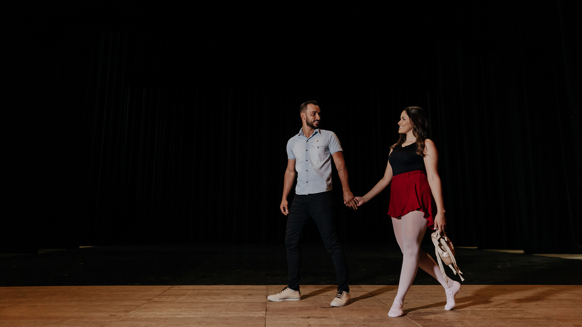 ENSAIO PRE WEDDING BAILARINA NO TEATRO CALIL HADDAD EM MARINGA PARANA E FOTOGRAFADO POR LUCAS DREHER