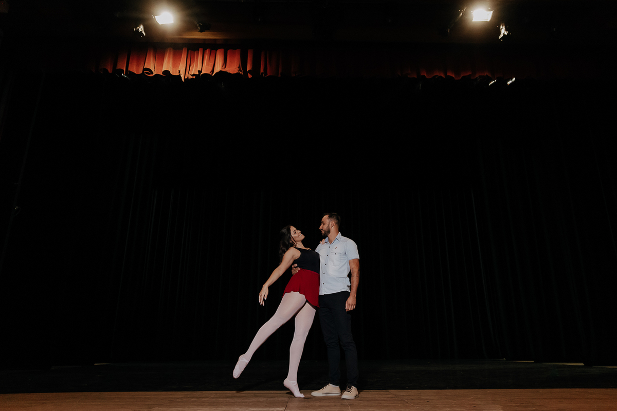ENSAIO PRE WEDDING BAILARINA NO TEATRO CALIL HADDAD EM MARINGA PARANA E FOTOGRAFADO POR LUCAS DREHER