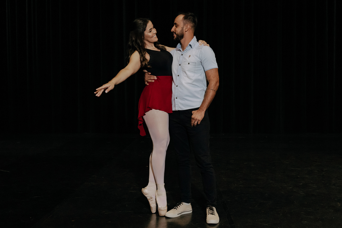ENSAIO PRE WEDDING BAILARINA NO TEATRO CALIL HADDAD EM MARINGA PARANA E FOTOGRAFADO POR LUCAS DREHER