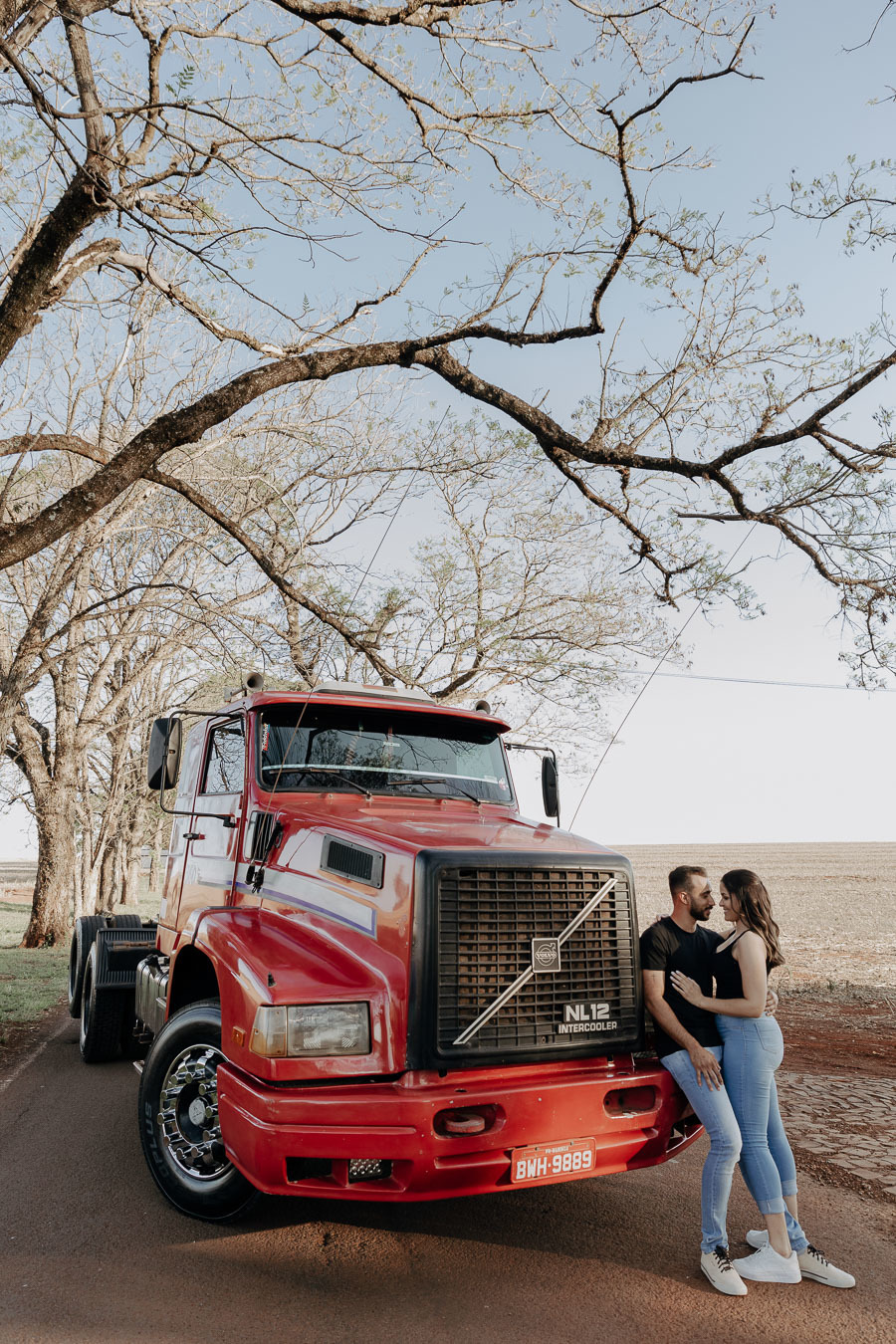 ENSAIO PRE WEDDING COM CAMINHAO VOLVO SCANIA MERCEDES NA ESTRADA EM MARINGA PARANA E FOTOGRAFADO POR LUCAS DREHER