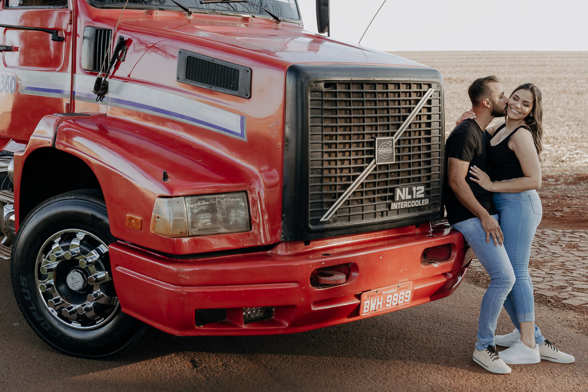 ENSAIO PRE WEDDING COM CAMINHAO VOLVO SCANIA MERCEDES NA ESTRADA EM MARINGA PARANA E FOTOGRAFADO POR LUCAS DREHER