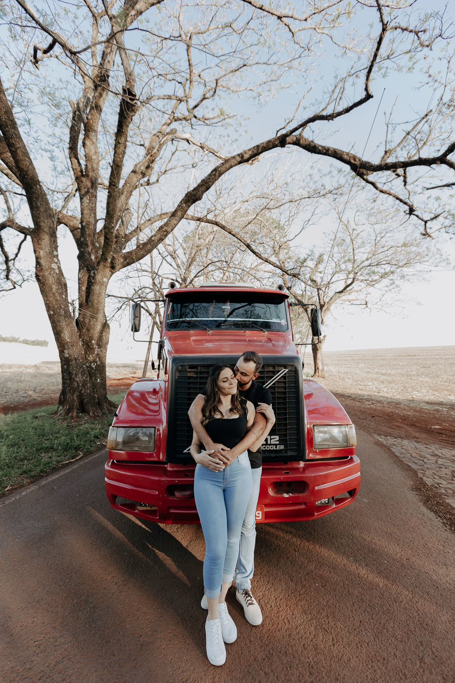 ENSAIO PRE WEDDING COM CAMINHAO VOLVO SCANIA MERCEDES NA ESTRADA EM MARINGA PARANA E FOTOGRAFADO POR LUCAS DREHER