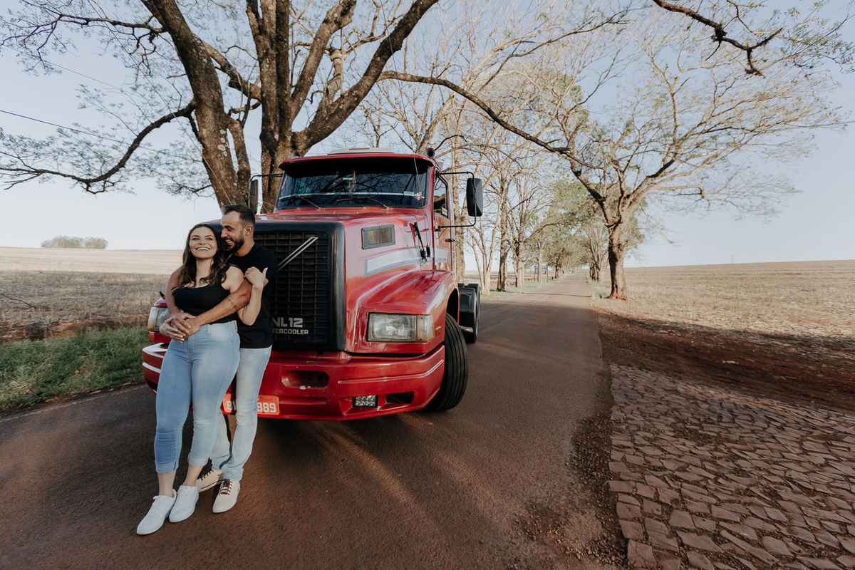 ENSAIO PRE WEDDING COM CAMINHAO VOLVO SCANIA MERCEDES NA ESTRADA EM MARINGA PARANA E FOTOGRAFADO POR LUCAS DREHER