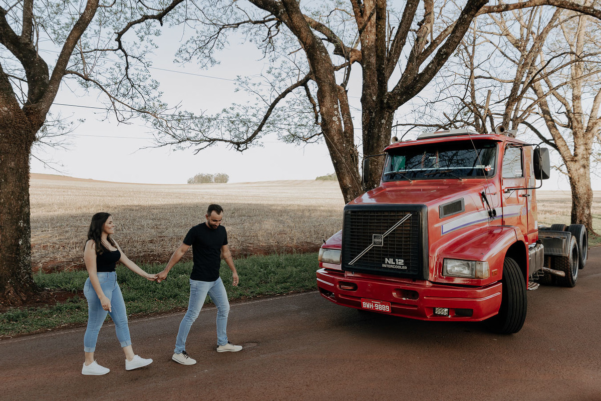 ENSAIO PRE WEDDING COM CAMINHAO VOLVO SCANIA MERCEDES NA ESTRADA EM MARINGA PARANA E FOTOGRAFADO POR LUCAS DREHER