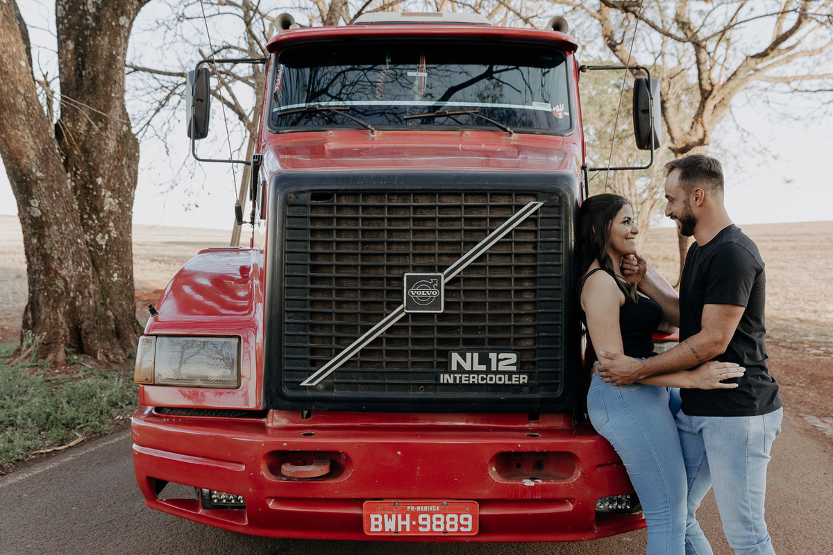 ENSAIO PRE WEDDING COM CAMINHAO VOLVO SCANIA MERCEDES NA ESTRADA EM MARINGA PARANA E FOTOGRAFADO POR LUCAS DREHER