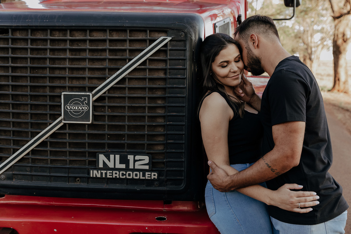 ENSAIO PRE WEDDING COM CAMINHAO VOLVO SCANIA MERCEDES NA ESTRADA EM MARINGA PARANA E FOTOGRAFADO POR LUCAS DREHER