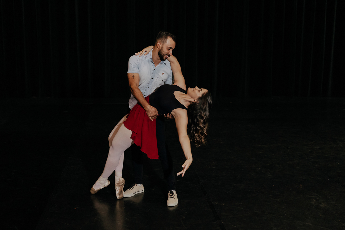 ENSAIO PRE WEDDING BAILARINA NO TEATRO CALIL HADDAD EM MARINGA PARANA E FOTOGRAFADO POR LUCAS DREHER