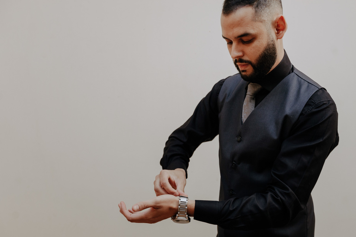 PREPARACAO DO NOIVO TOM REALIZADA EM CASA