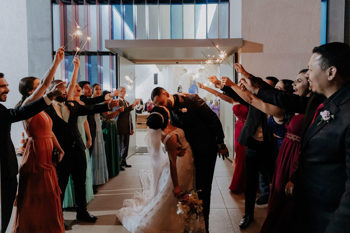 CERIMÔNIA DE CASAMENTO CATOLICA REALIZADA NA CAPELA IRMA DULCE EM MARINGA PARANA E FOTOGRAFADA POR LUCAS DREHER E ALINE DREHER COM ASSESSORIA DA LOIANE DA AMOR ETERNO ASSESSORIA