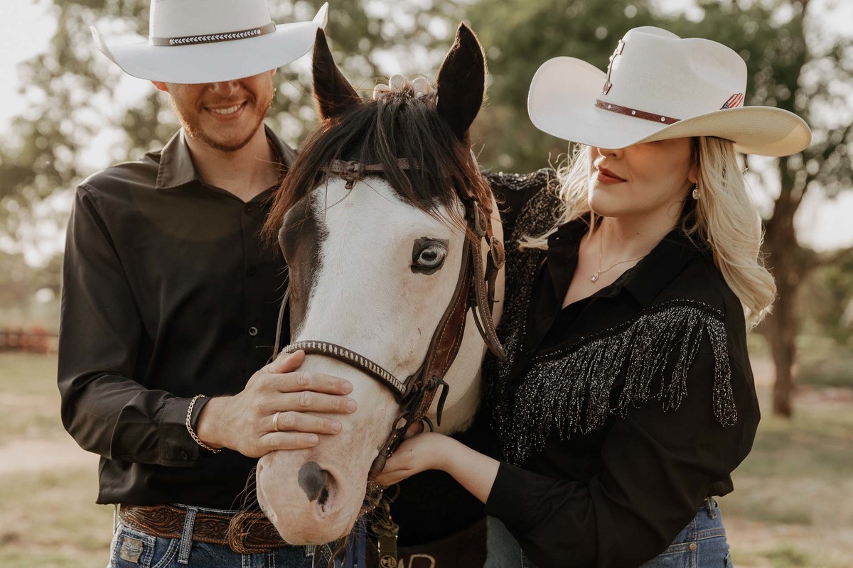 ENSAIO REALIZADO EM FAZENDA RANCHO CHACARA COM CAVALOS NO ESTILO COUNTRY COWBOY EM BATAGUASSU MATO GROSSO DO SUL E FOTOGRAFADO POR LUCAS DREHER