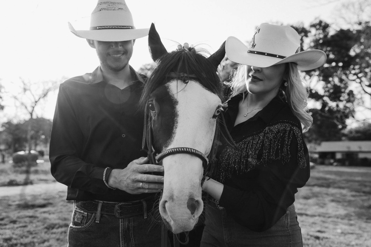 ENSAIO REALIZADO EM FAZENDA RANCHO CHACARA COM CAVALOS NO ESTILO COUNTRY COWBOY EM BATAGUASSU MATO GROSSO DO SUL E FOTOGRAFADO POR LUCAS DREHER