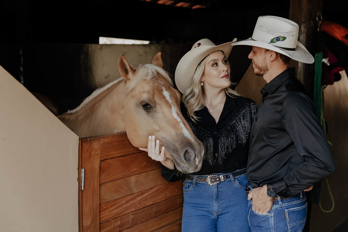 ENSAIO REALIZADO EM FAZENDA RANCHO CHACARA COM CAVALOS NO ESTILO COUNTRY COWBOY EM BATAGUASSU MATO GROSSO DO SUL E FOTOGRAFADO POR LUCAS DREHER