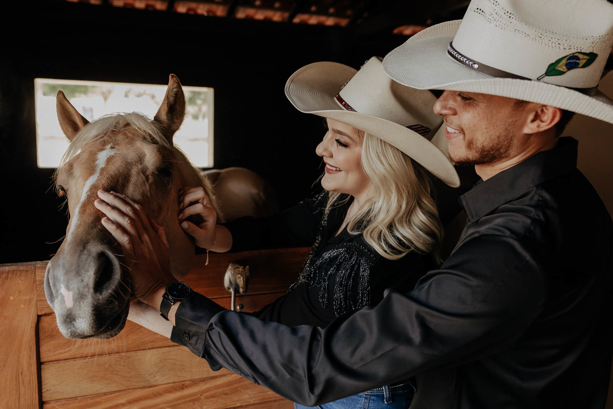 ENSAIO REALIZADO EM FAZENDA RANCHO CHACARA COM CAVALOS NO ESTILO COUNTRY COWBOY EM BATAGUASSU MATO GROSSO DO SUL E FOTOGRAFADO POR LUCAS DREHER