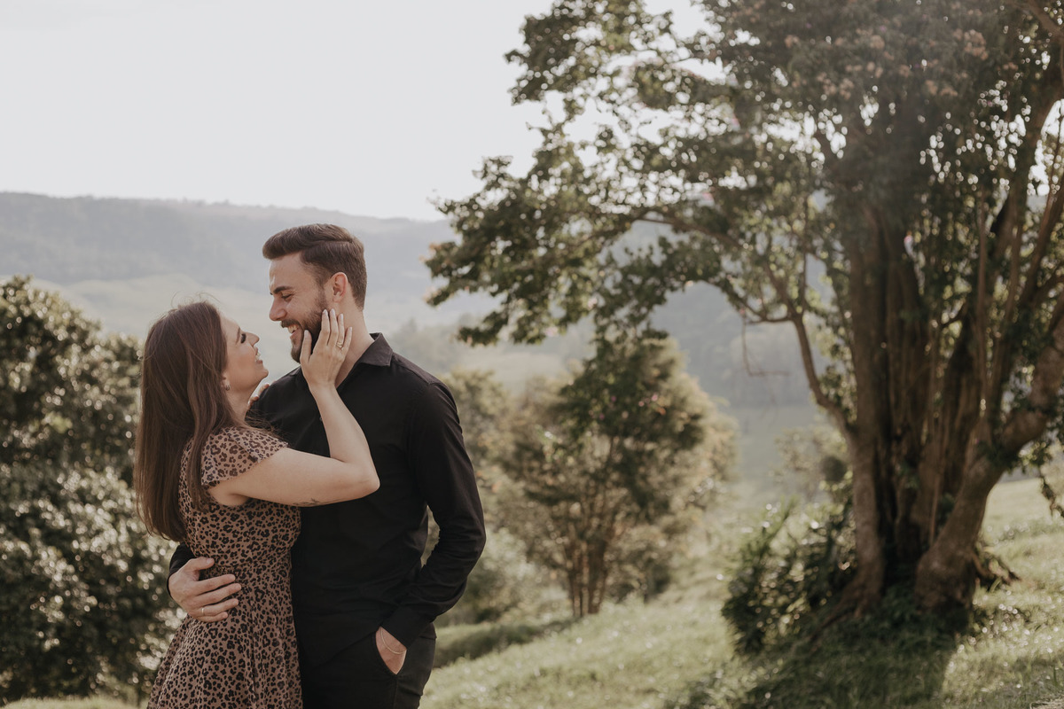 ENSAIO DE CASAL PRE WEDDING PRE CASAMENTO REALIZADO NO MORRO DO GAVIAO EM RIBEIRAO CLARO NO PARANA
