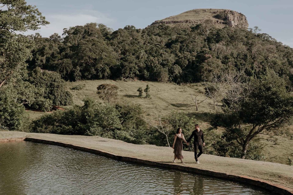 ENSAIO DE CASAL PRE WEDDING PRE CASAMENTO REALIZADO NO MORRO DO GAVIAO EM RIBEIRAO CLARO NO PARANA