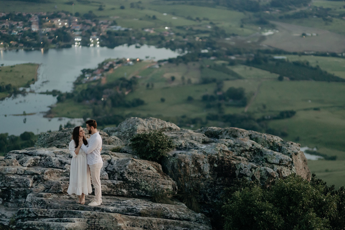 ENSAIO DE CASAL PRE WEDDING PRE CASAMENTO REALIZADO NO MORRO DO GAVIAO EM RIBEIRAO CLARO NO PARANA