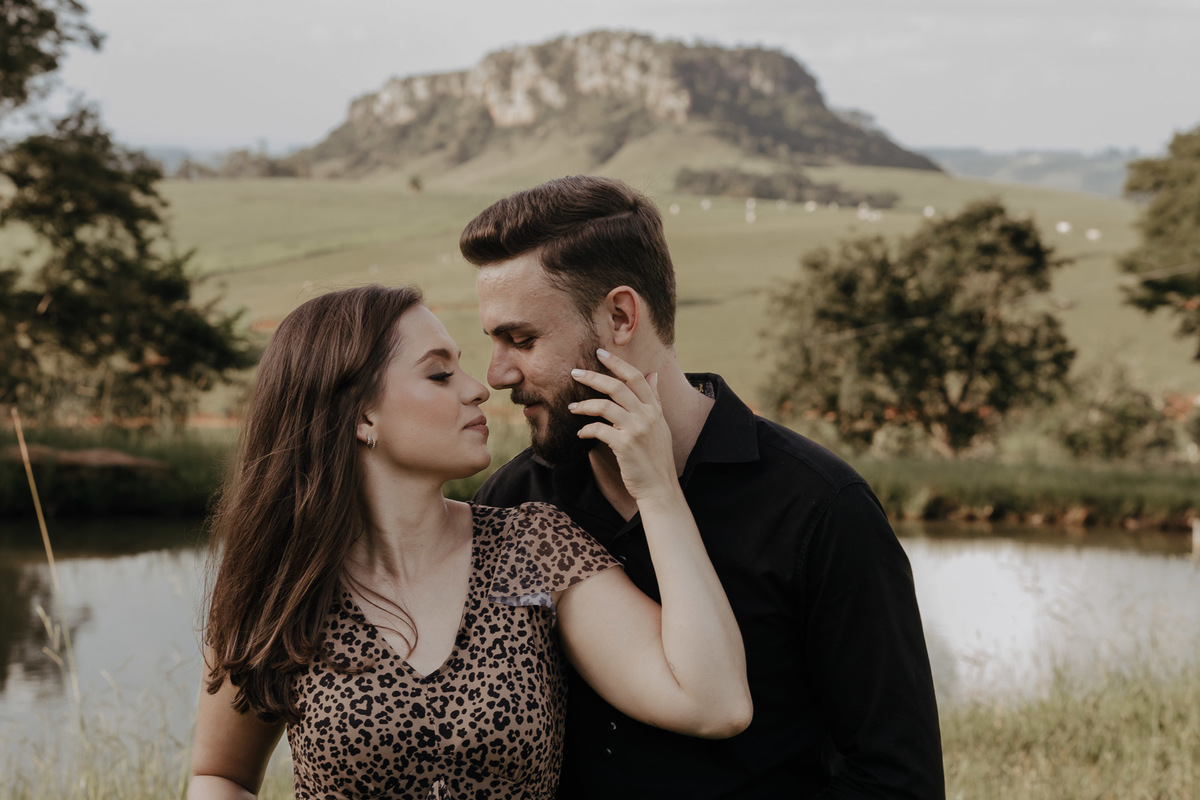 ENSAIO DE CASAL PRE WEDDING PRE CASAMENTO REALIZADO NO MORRO DO GAVIAO EM RIBEIRAO CLARO NO PARANA